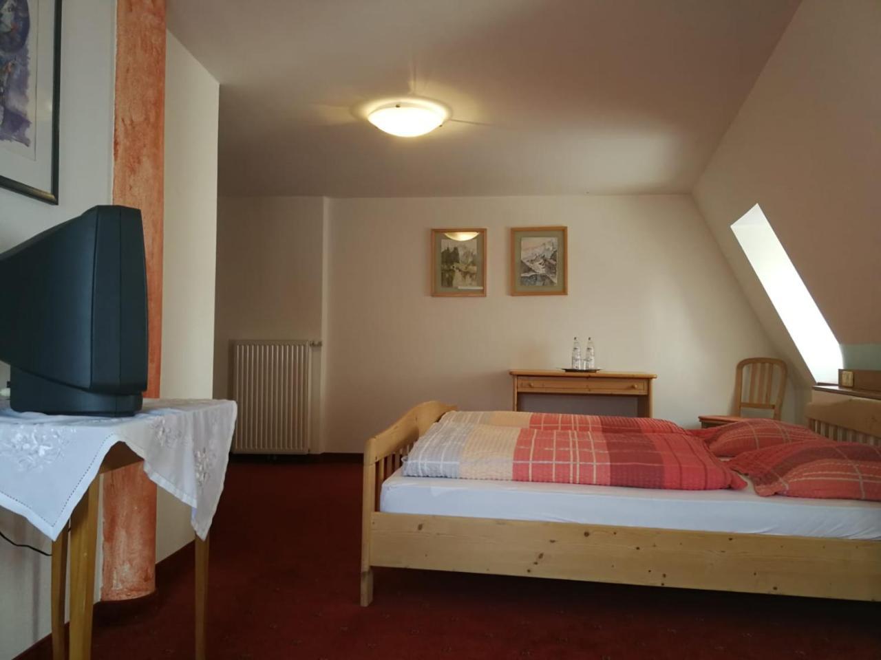 Hotel Gasthaus Weisskugel Mals im Vinschgau Exterior foto