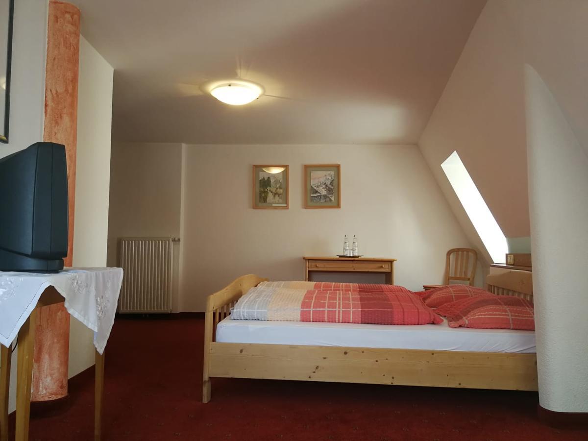 Hotel Gasthaus Weisskugel Mals im Vinschgau Exterior foto